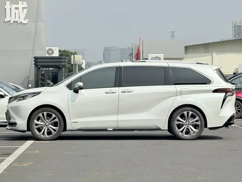 Toyota Sienna — фото 6
