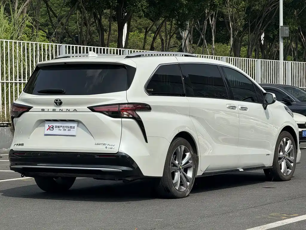 Toyota Sienna — фото 9