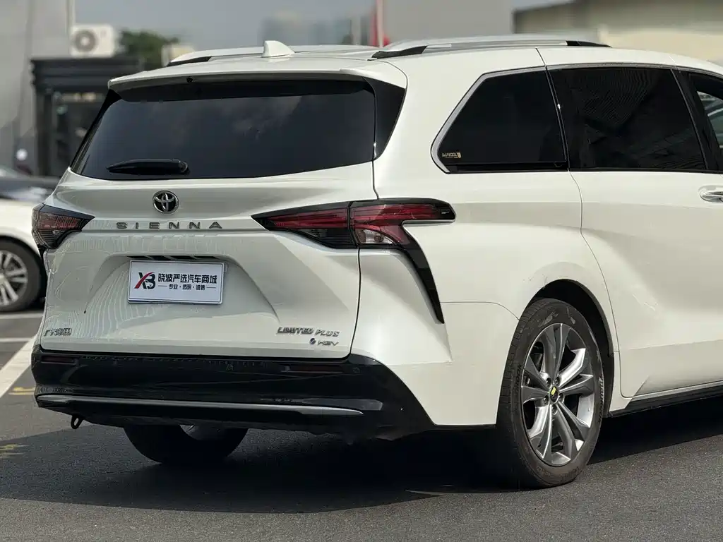 Toyota Sienna — фото 10