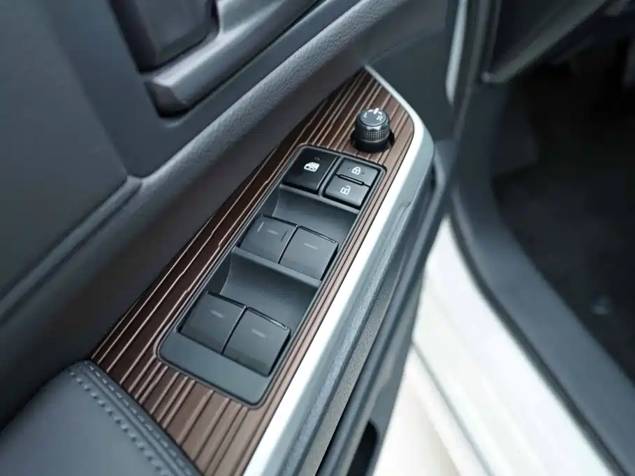 Toyota Granvia — фото 11