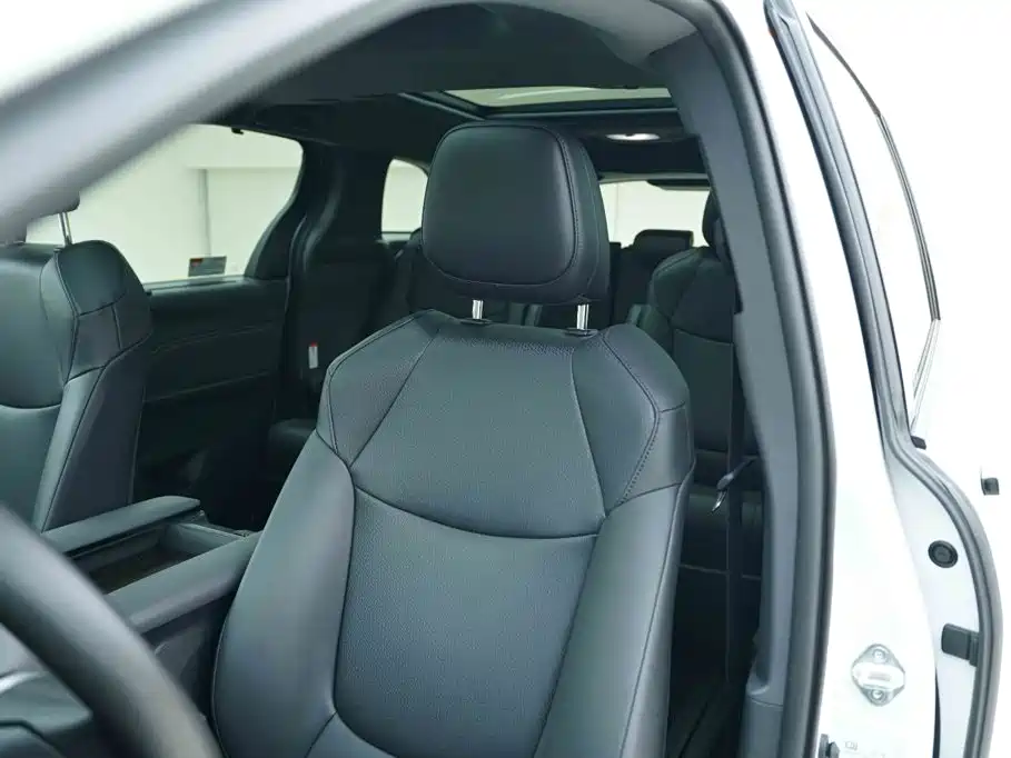 Toyota Granvia — фото 13
