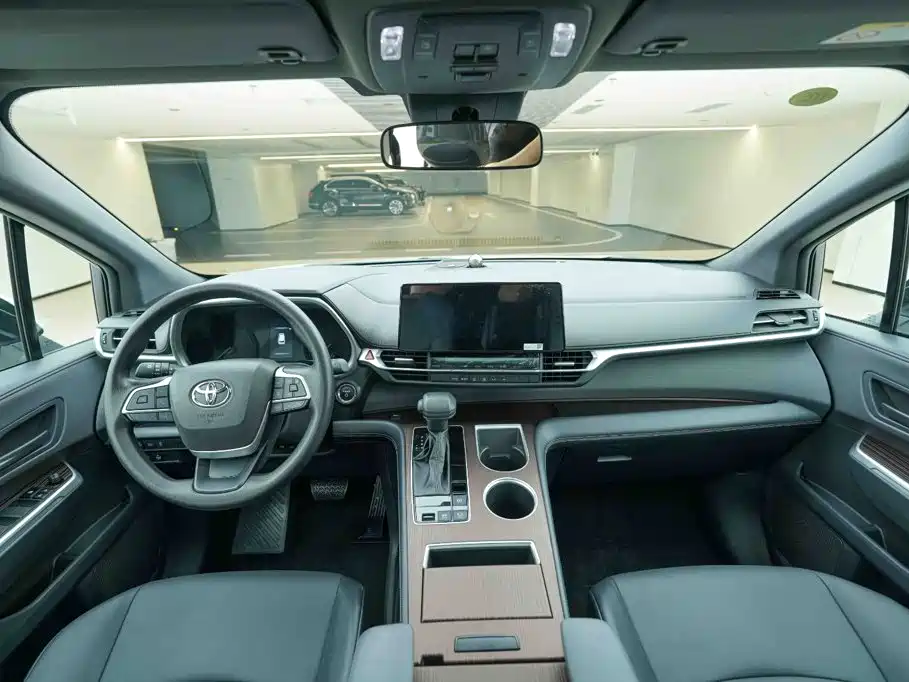 Toyota Granvia — фото 19