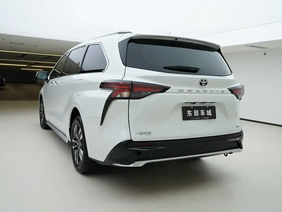 Toyota Granvia — фото 5