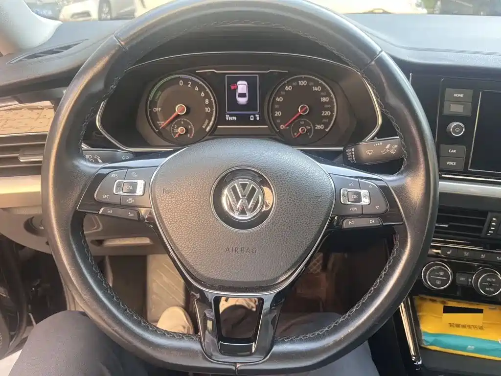 Volkswagen Passat PHEV — фото 4