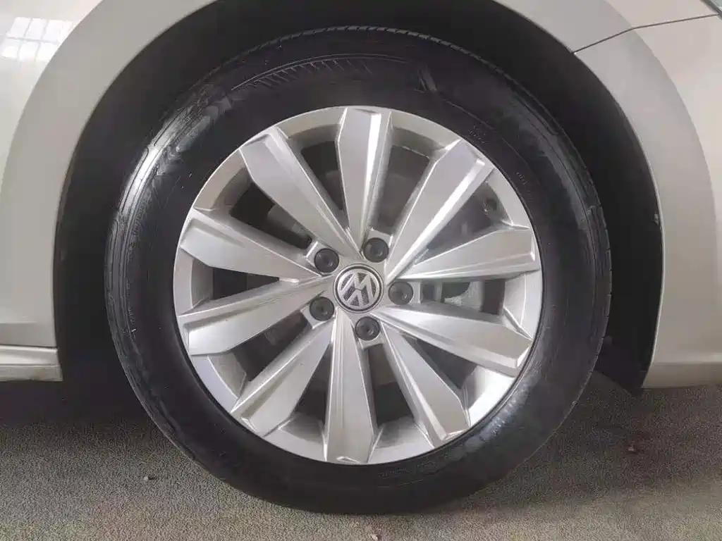 Volkswagen Passat — фото 11