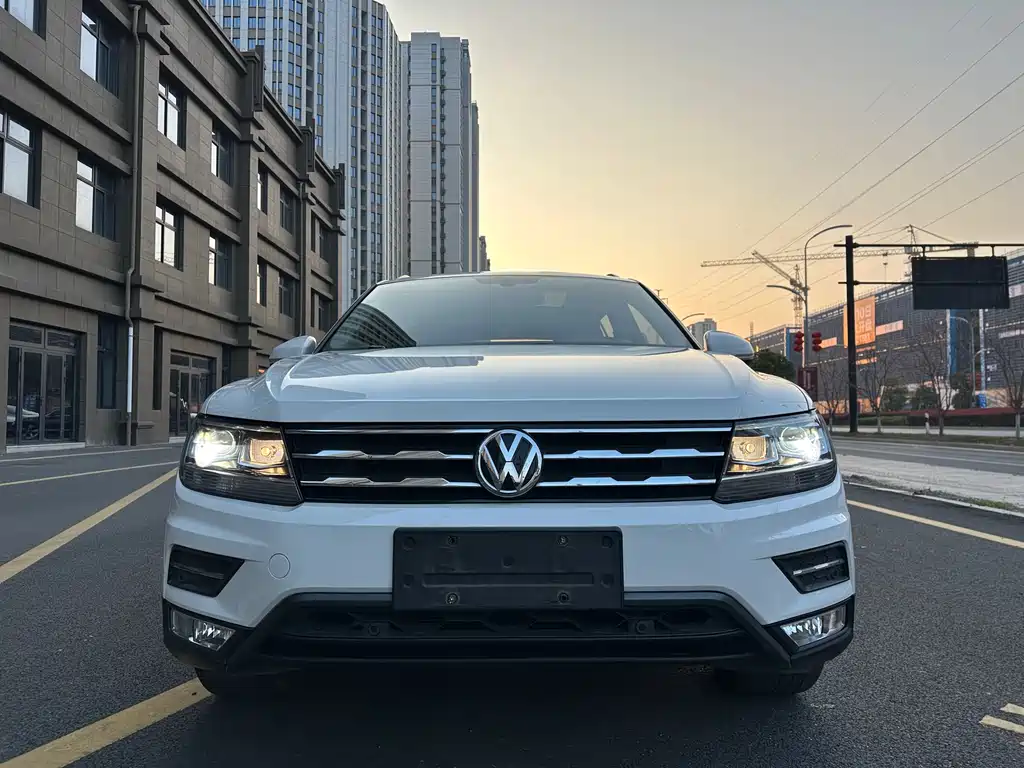 Volkswagen Tiguan L — фото 2