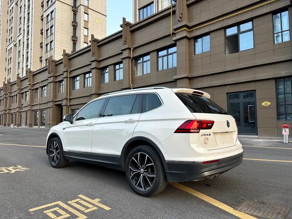 Volkswagen Tiguan L — фото 6