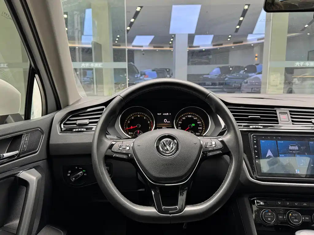 Volkswagen Tiguan L — фото 14