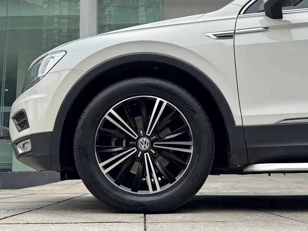 Volkswagen Tiguan L — фото 3