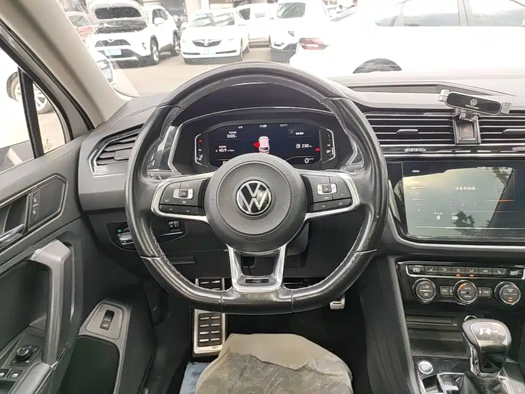 Volkswagen Tiguan L — фото 10