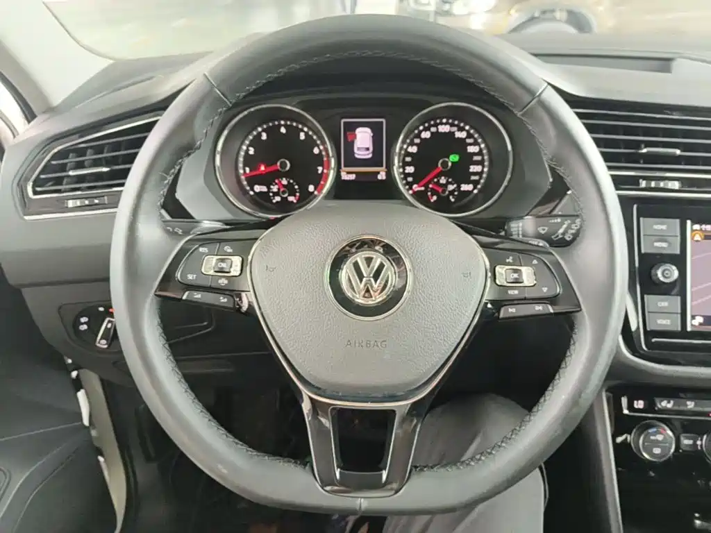 Volkswagen Tiguan L — фото 10