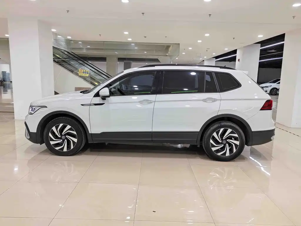 Volkswagen Tiguan L — фото 4