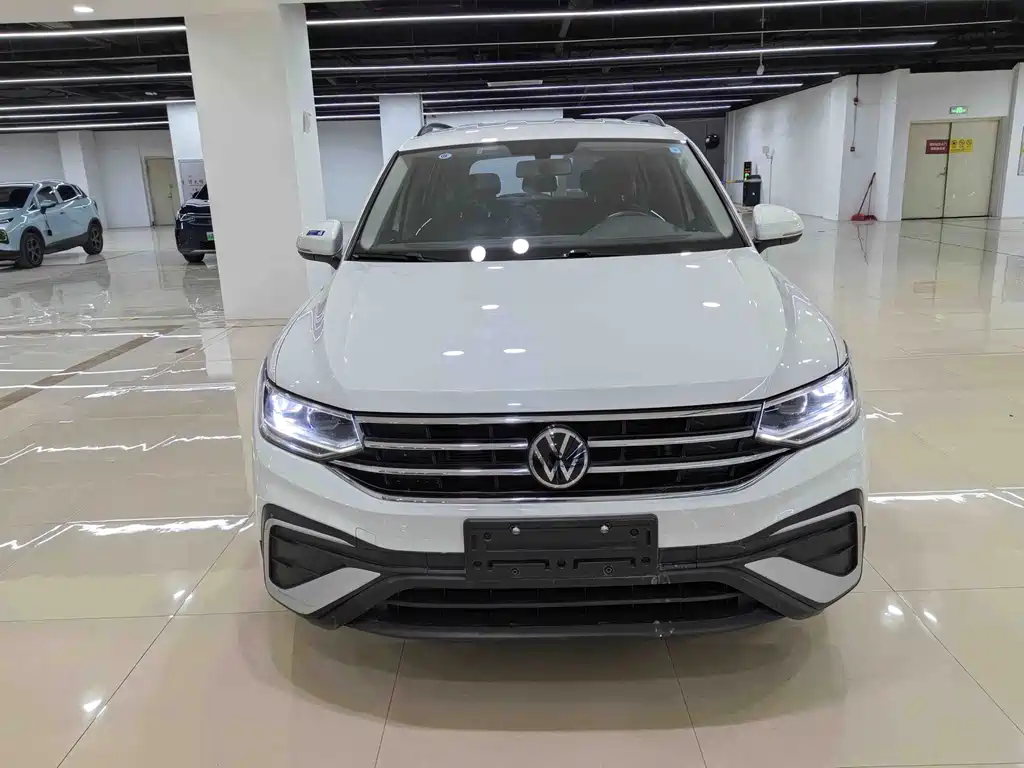 Volkswagen Tiguan L — фото 1