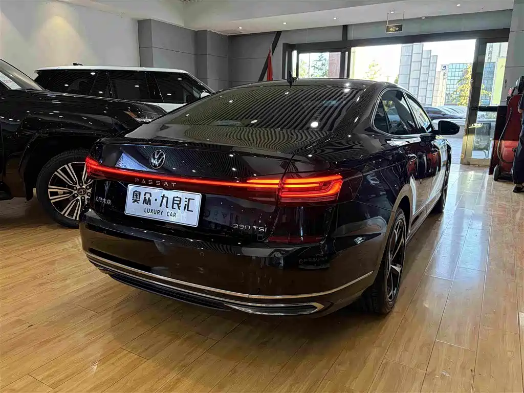 Volkswagen Passat — фото 14