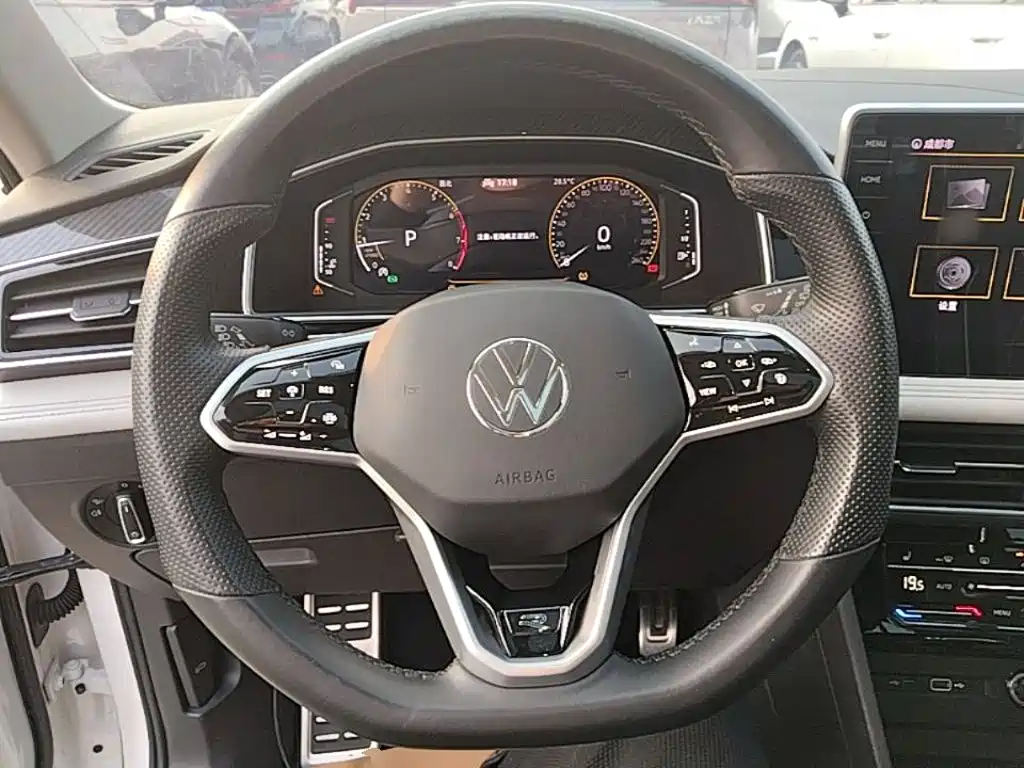 Volkswagen Tiguan L — фото 10