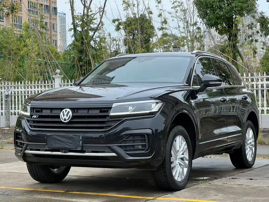 Volkswagen Touareg — фото 1