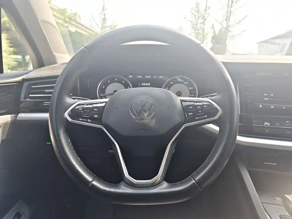 Volkswagen Touareg — фото 14
