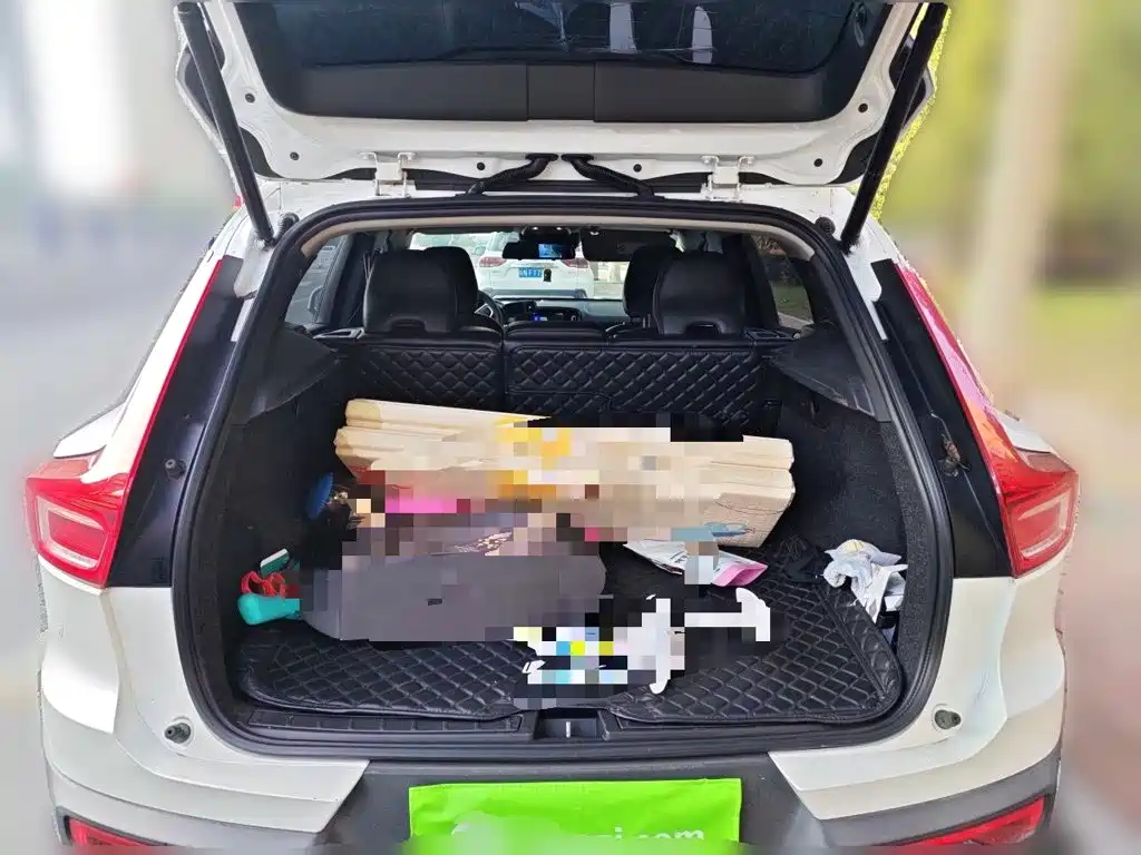 Volvo XC40 — фото 15