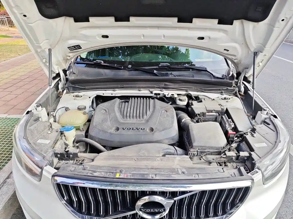 Volvo XC40 — фото 16