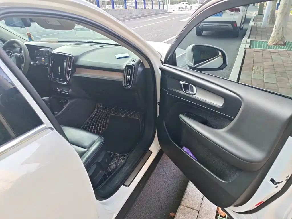 Volvo XC40 — фото 19