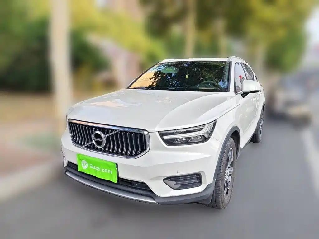 Volvo XC40 — фото 1