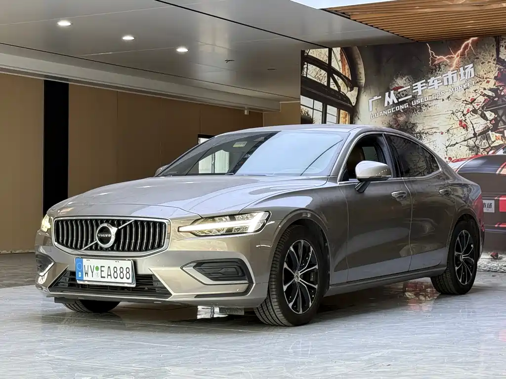 Volvo S60 — фото 1
