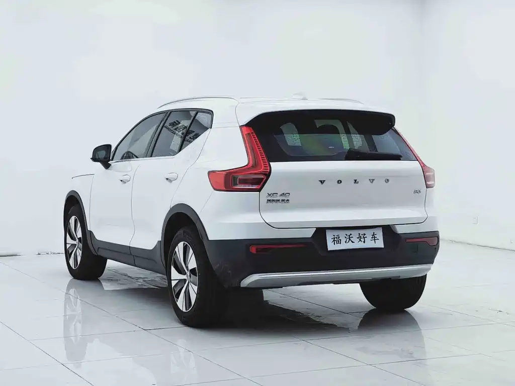 Volvo XC40 — фото 6