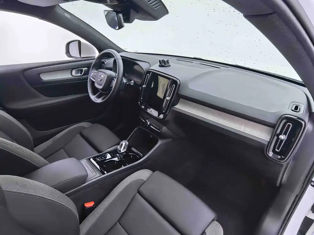 Volvo XC40 — фото 10