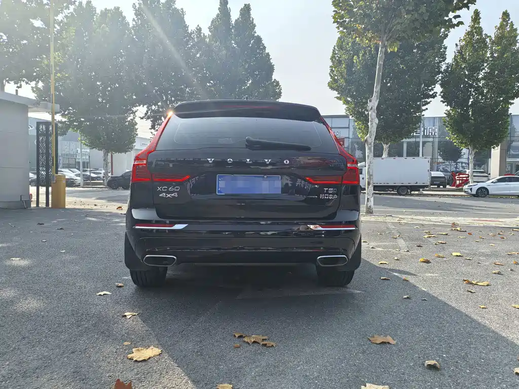 Volvo XC60 — фото 10