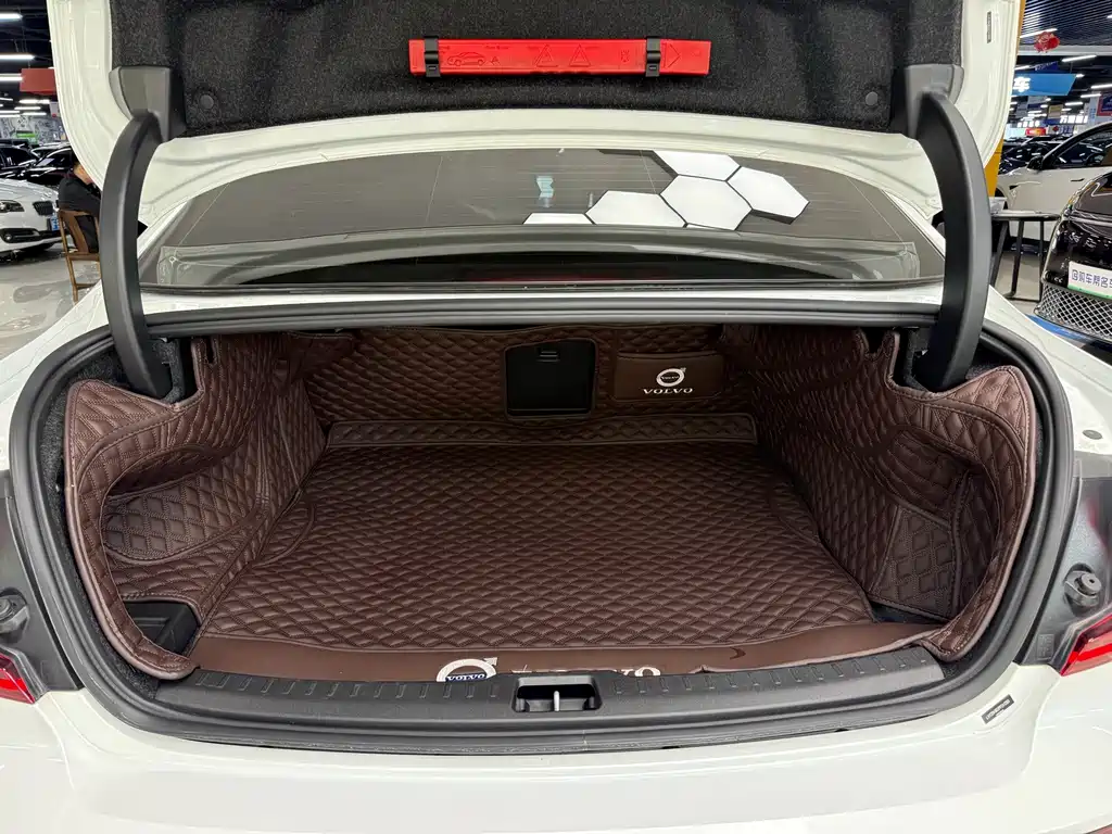 Volvo S60 — фото 11