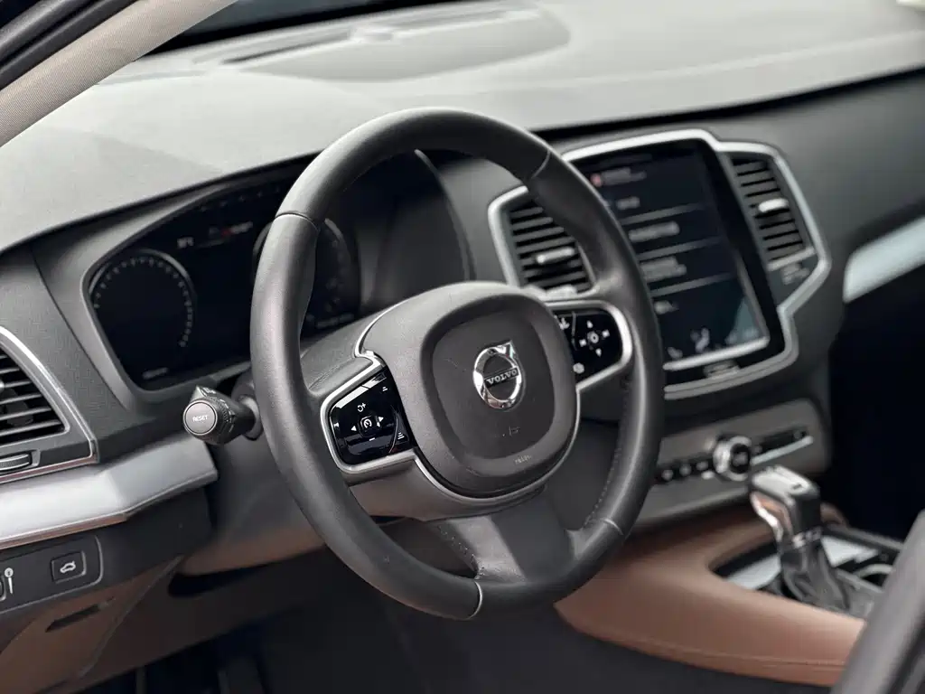 Volvo XC90 — фото 10