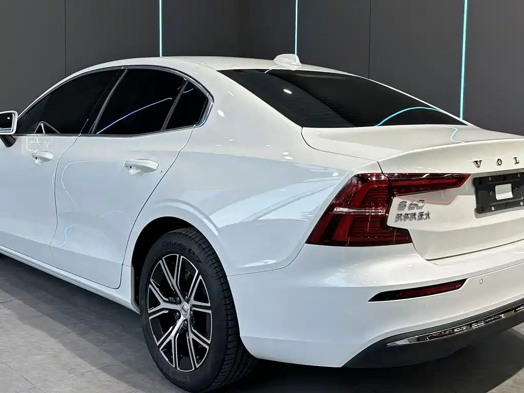 Volvo S60 — фото 8
