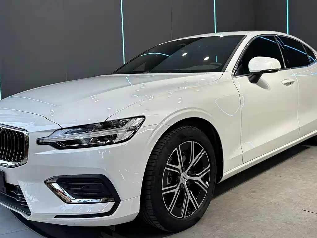 Volvo S60 — фото 1
