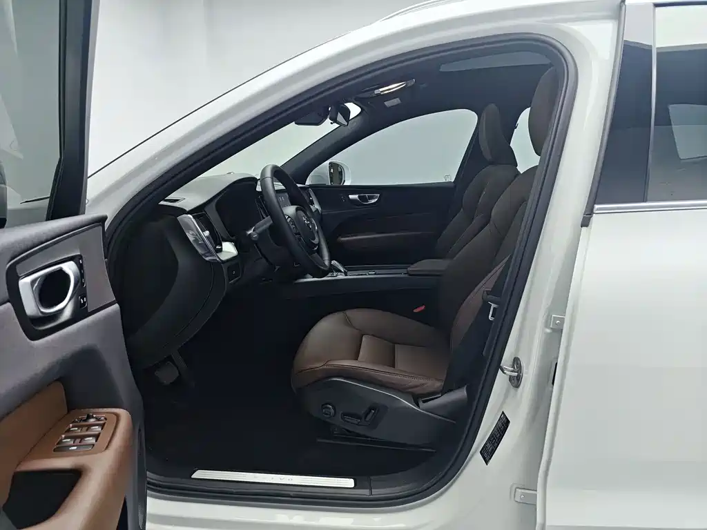 Volvo XC60 — фото 14