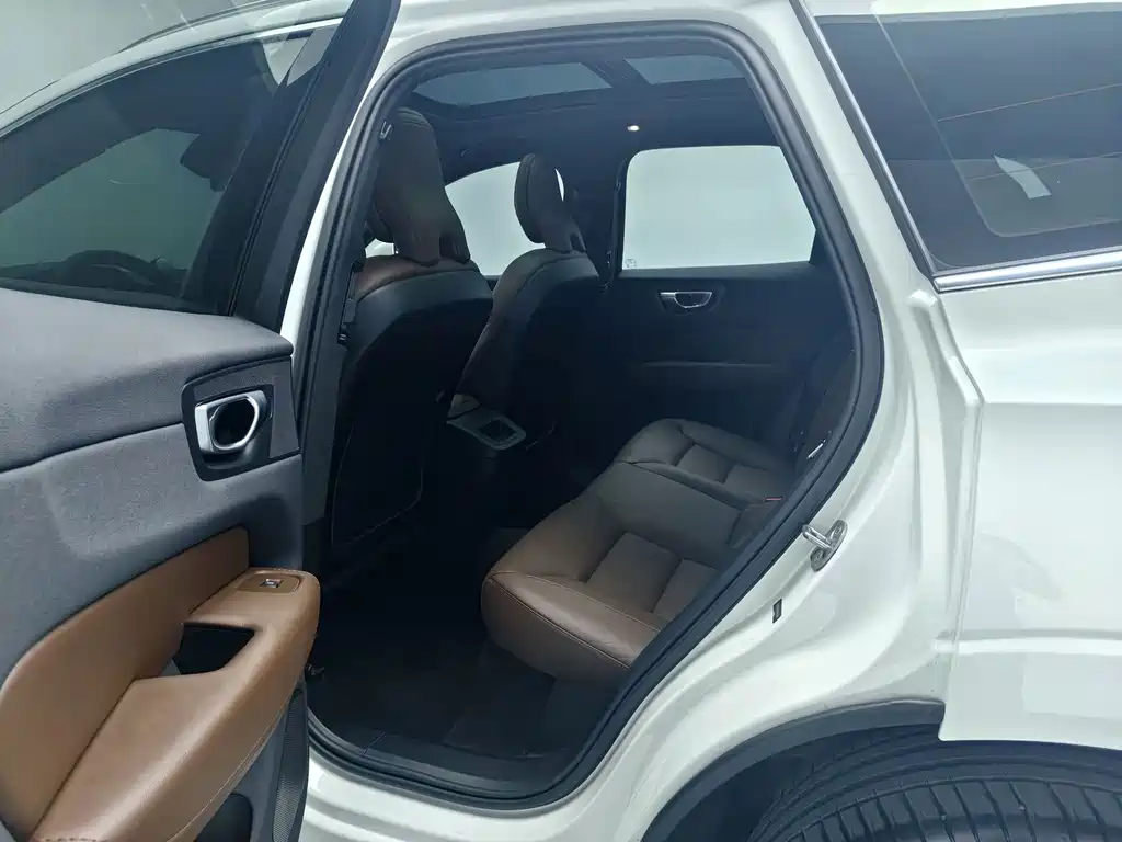Volvo XC60 — фото 9