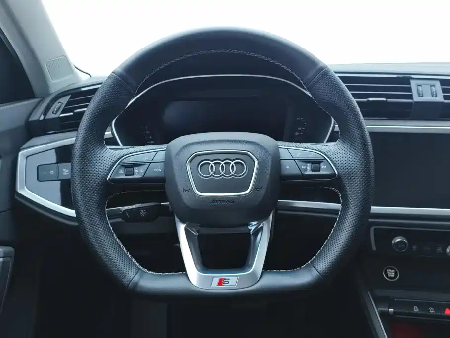 Audi Q3 Sportback — фото 15