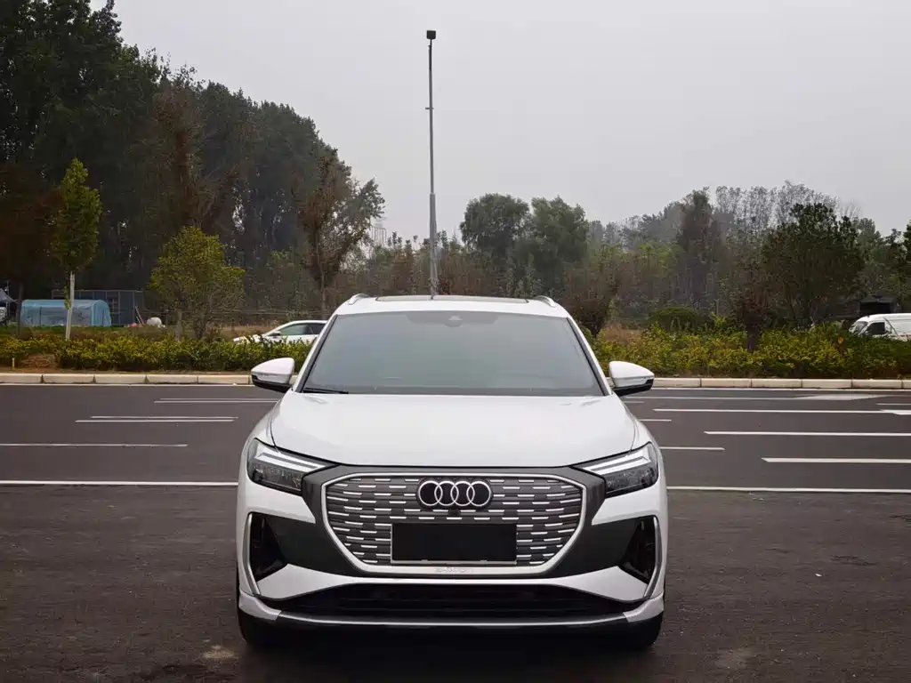 Audi Q4 e-tron — фото 2