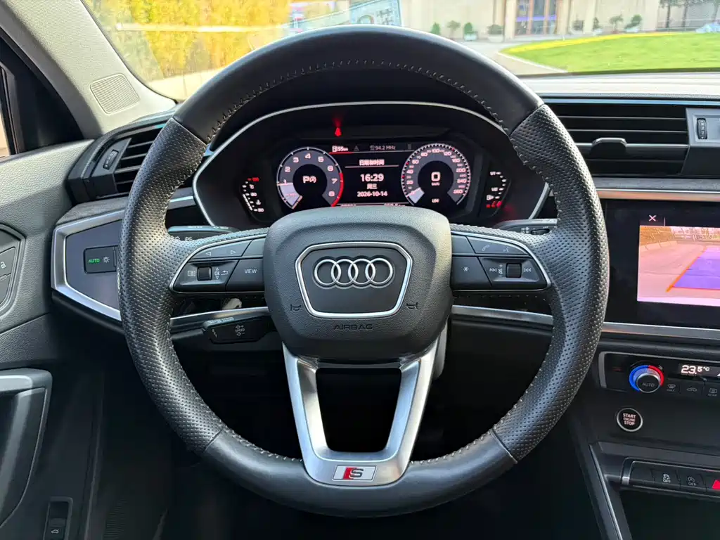 Audi Q3 Sportback — фото 14