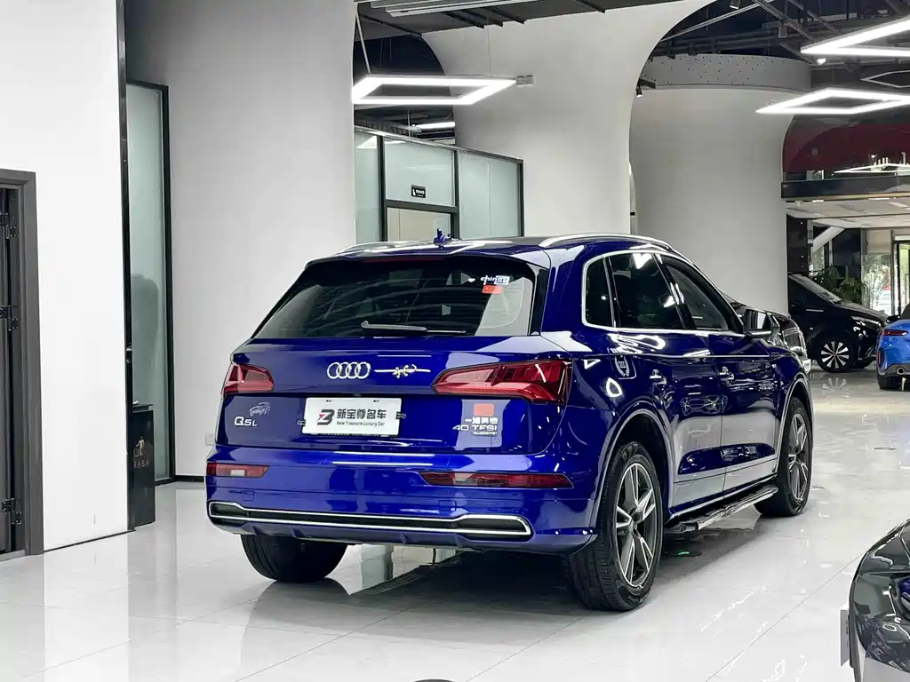 Audi Q5L — фото 11