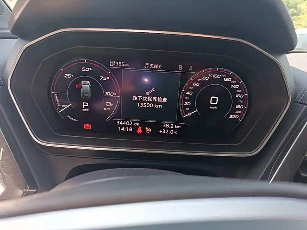 Audi Q4 e-tron — фото 11