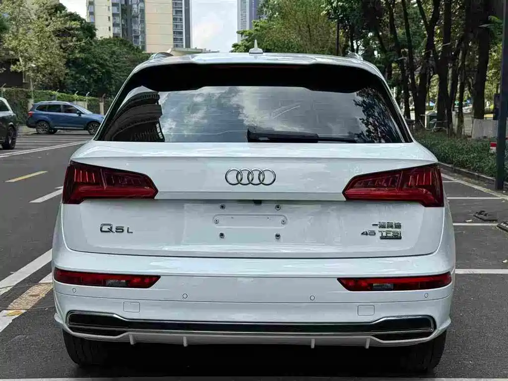 Audi Q5L — фото 5