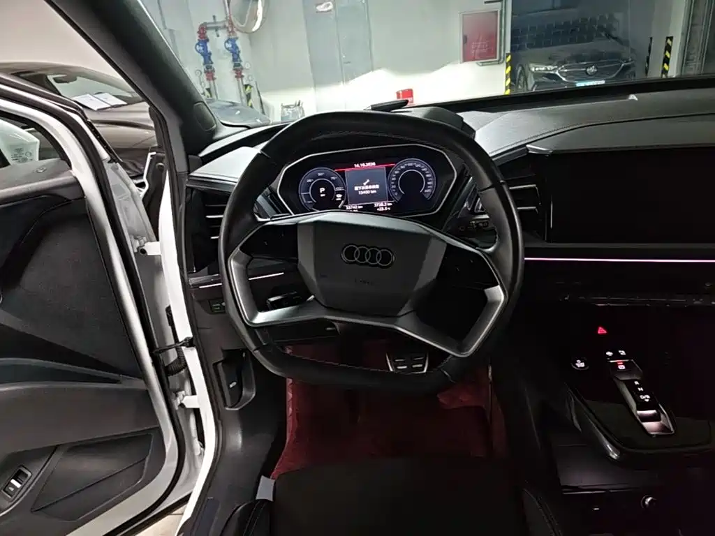 Audi Q4 e-tron — фото 10