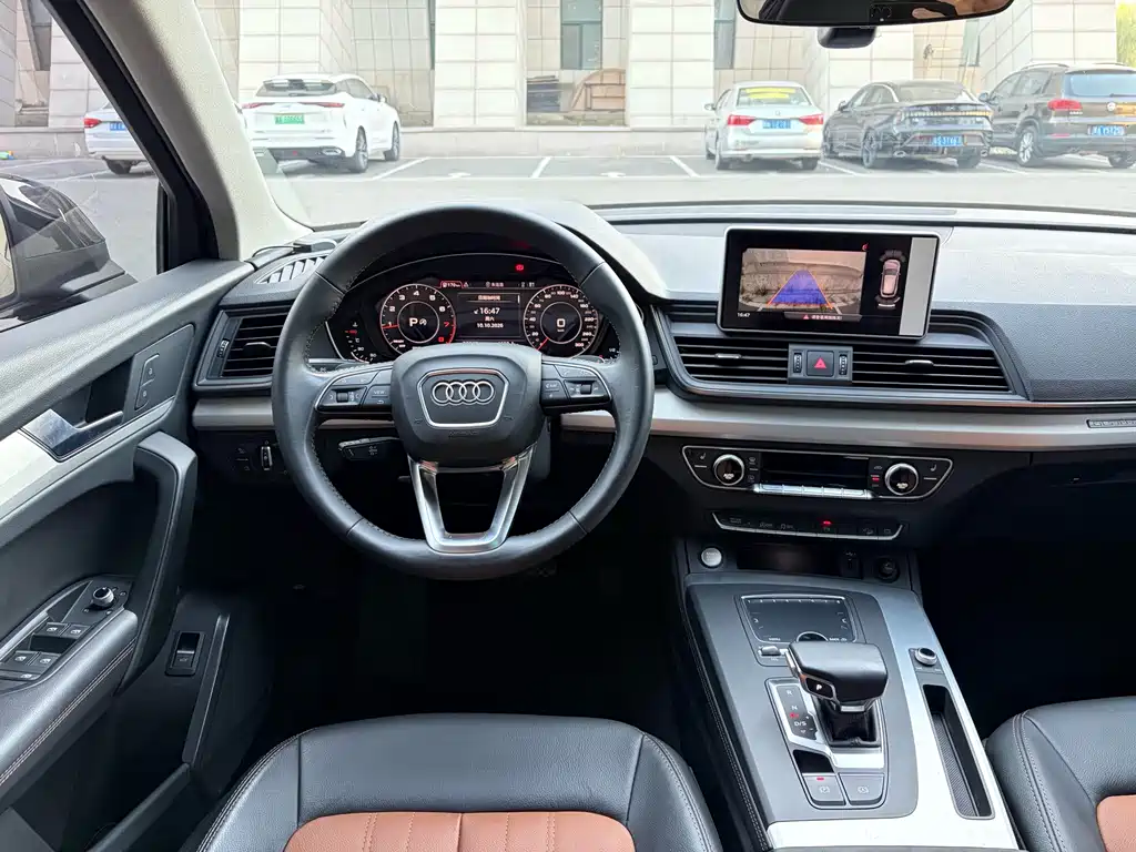 Audi Q5L — фото 10