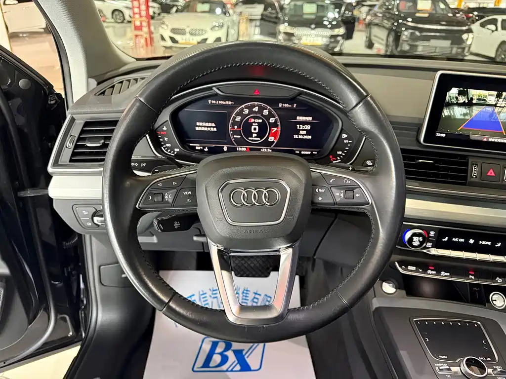 Audi Q5L — фото 14