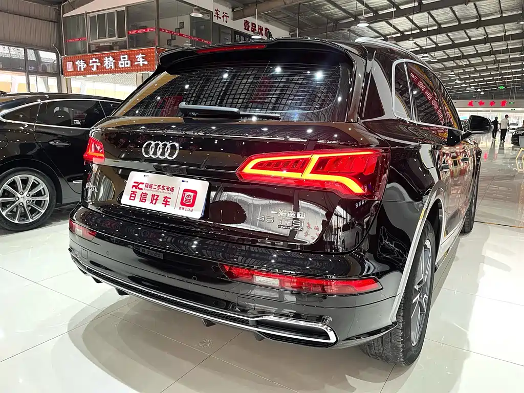 Audi Q5L — фото 8