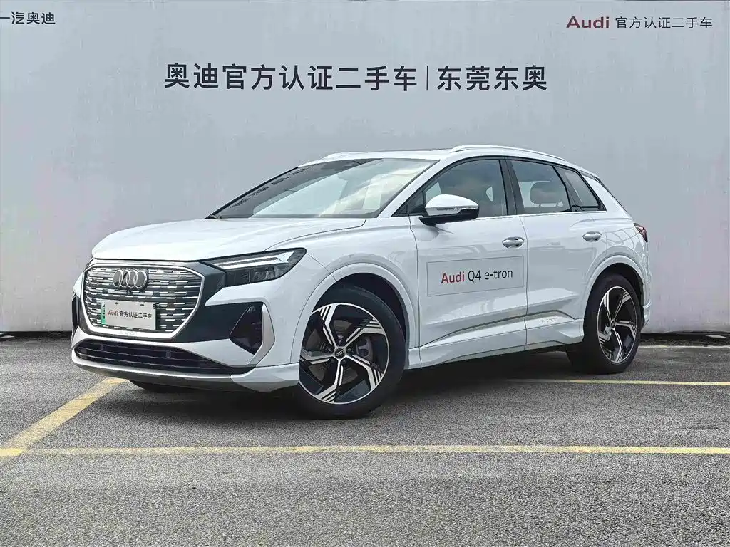 Audi Q4 e-tron — фото 1