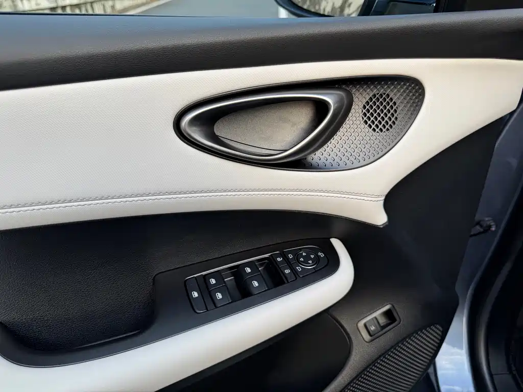 BYD Seal 05 DM-i — фото 10