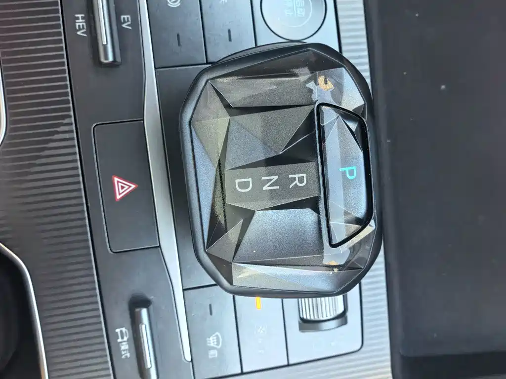 BYD L DM-i — фото 15