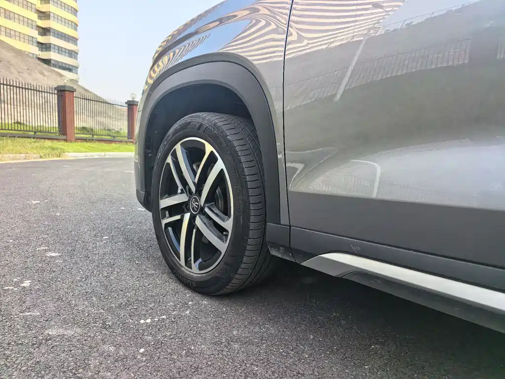 BYD L DM-i — фото 30