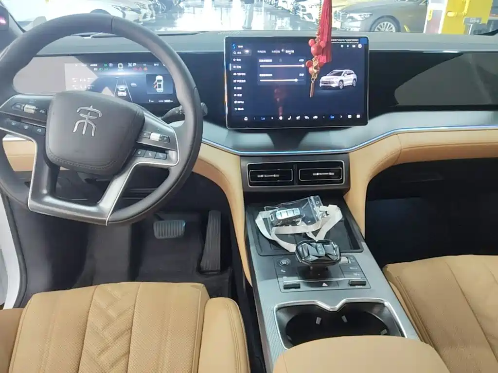 BYD L DM-i — фото 9